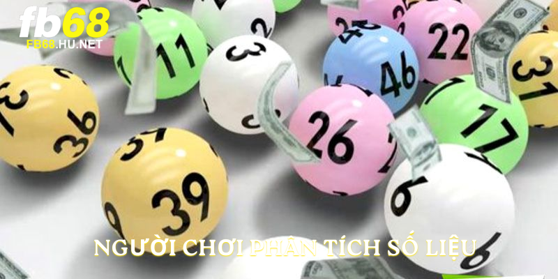 Người chơi phân tích số liệu